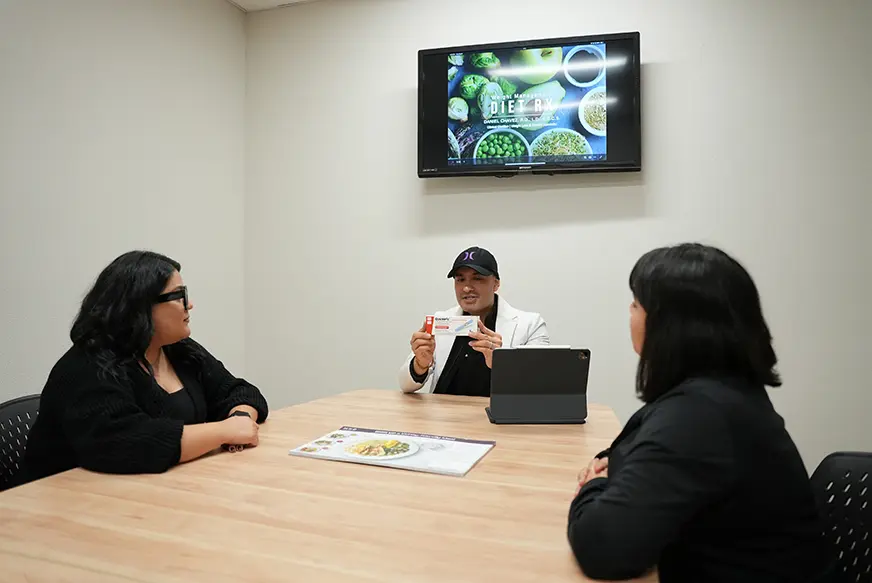 Registered dietitian leading a medical nutrition therapy session at KM Wellness Center in El Paso